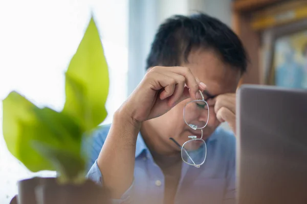 Asiático Homem Estressado Enquanto Trabalhava Laptop Casa Trabalhando Partir Conceitos — Fotografia de Stock