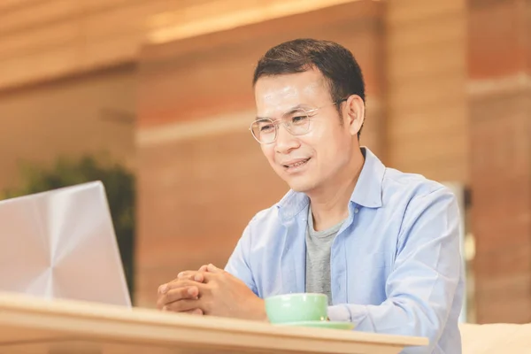 Aziatisch Man Met Laptop Coffeeshop Man Spreken Praten Video Gesprek — Stockfoto