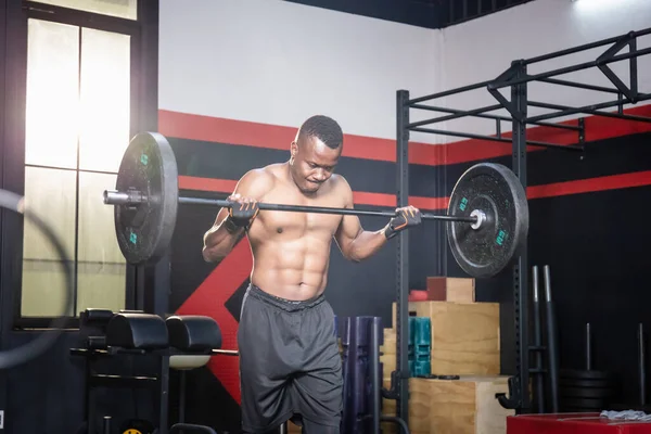 Afro Amerikaanse Fitnessman Die Gewichten Optilt Fitnessfitness Gespierde Man Die — Stockfoto