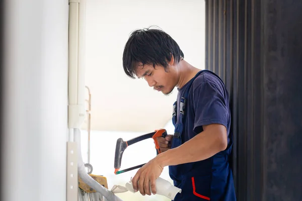 Artisan Scie Tuyau Technicien Installe Climatiseur Dans Une Maison Cliente — Photo
