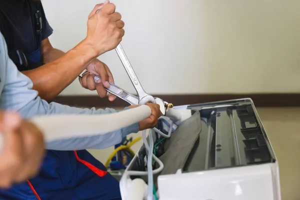 Technician Using Wrench Fix Modern Air Conditioning System Technician Man — Stock Photo, Image