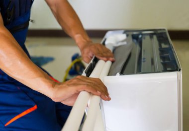 Müşteri evine klima döşeyen teknisyen, havalandırma ünitesini tamir eden genç tamirci, bakım ve onarım işleri.