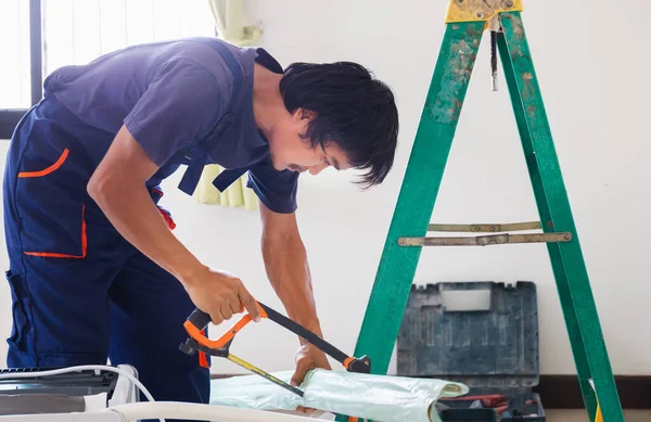 Artisan Scie Tuyau Technicien Installe Climatiseur Dans Une Maison Cliente — Photo