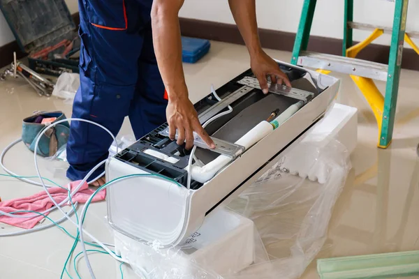 Technician Man Installing Air Conditioning Client House Repairman Fixing Air — Stock Photo, Image