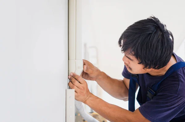 Técnico Homem Instalar Condicionado Uma Casa Cliente Reparador Fixação Unidade — Fotografia de Stock