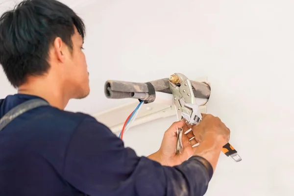 维修人员修理空调 电工安装空调装置 技师在客户家中安装空调装置 维护和维修概念 — 图库照片