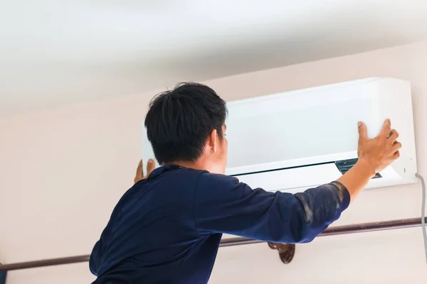 在客户住房中安装空调的电工 在客户住房中安装空调的技师 修理空调的修理工 维护和修理概念 — 图库照片