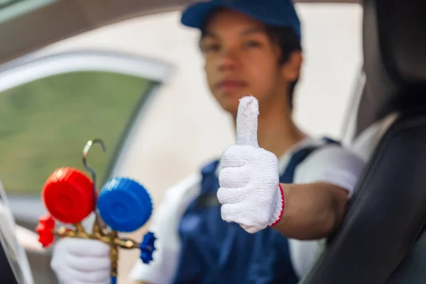 Technician Showing Thumbs Holding Monitor Tool Check Fixed Car Air — Stock Photo, Image