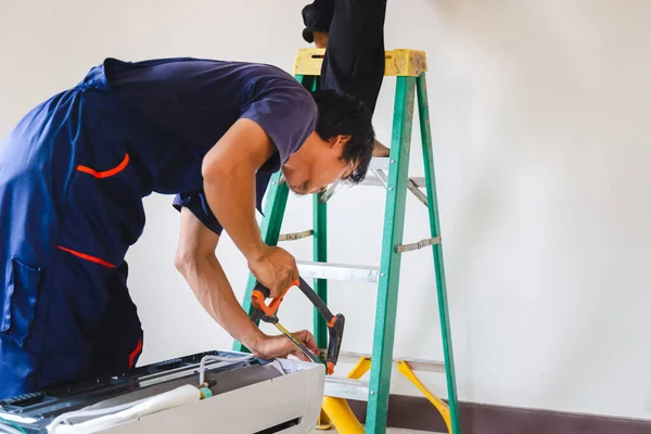 Technicien Homme Installant Climatisation Dans Une Maison Cliente Jeune Réparateur — Photo