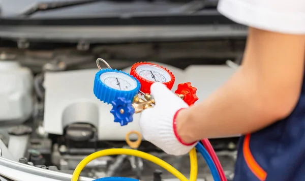 Technicus Man Controleren Auto Airconditioning Systeem Koelmiddel Opladen Reparateur Holding — Stockfoto