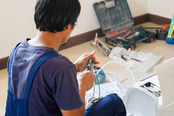 Asiatique Technicien Homme Installant Climatisation Dans Maison Client Jeune Réparateur — Photo
