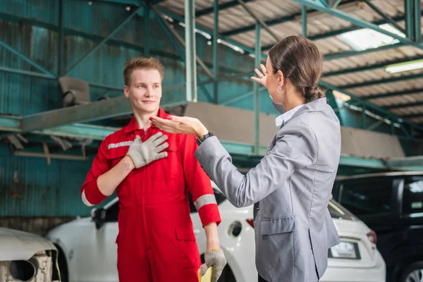 Otomobil Tamirhanesinde Kadın Müşteri Araba Tamircisi Kadın Müşteri Tamirci Aracının — Stok fotoğraf