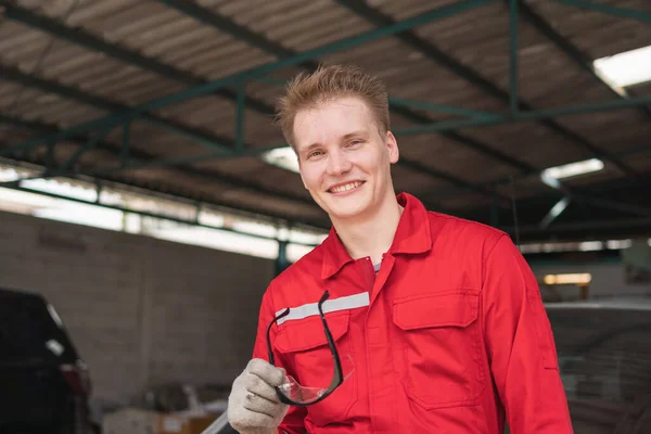 Retrato Joven Mecánico Automóviles Garaje Reparación Técnico Hombre Que Trabaja —  Fotos de Stock