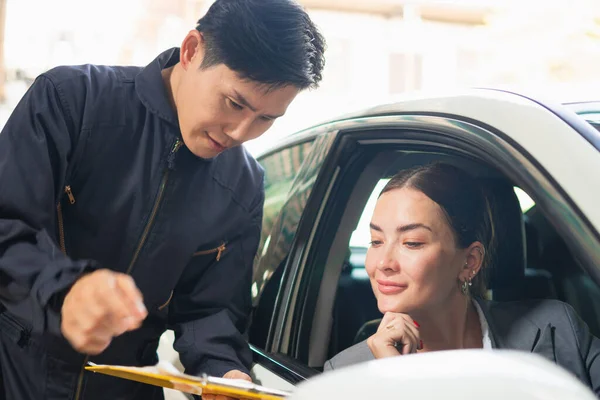 Mechanic Customer Talking Together Repair Garage Auto Mechanic Female Customer — Stock Photo, Image
