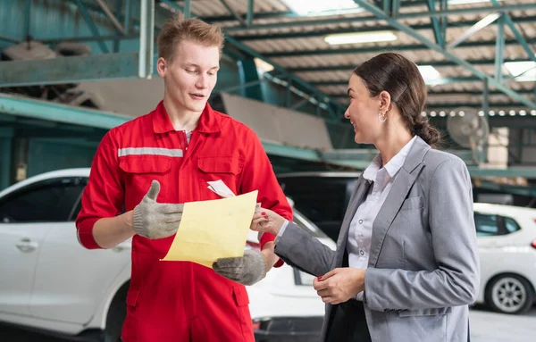 Female Customers Paying Mechanics Cash Repair Garage Customer Mechanic Auto — Stock Photo, Image