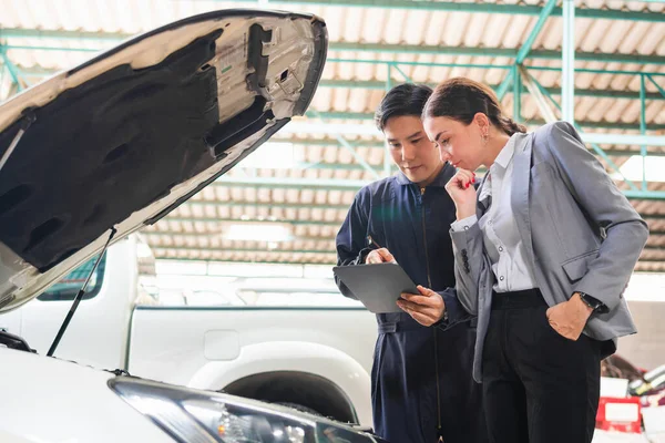 Mecânico Cliente Conversando Juntos Garagem Reparação Auto Mecânico Cliente Feminino — Fotografia de Stock