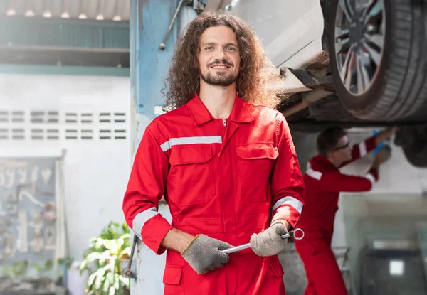 Portret Van Een Jonge Automonteur Garage Technicus Werkzaam Garage Auto — Stockfoto