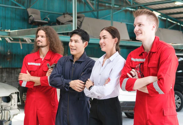 Portrait Confident Managers Auto Mechanic Team Standing Arms Crossed Repair — Stock Photo, Image