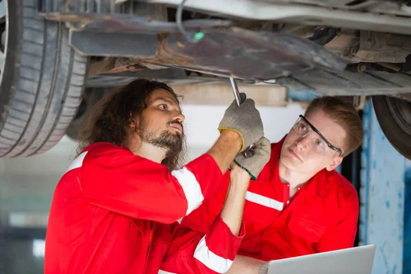 Equipo Jóvenes Mecánicos Uniforme Están Trabajando Servicio Automóviles Con Vehículos —  Fotos de Stock