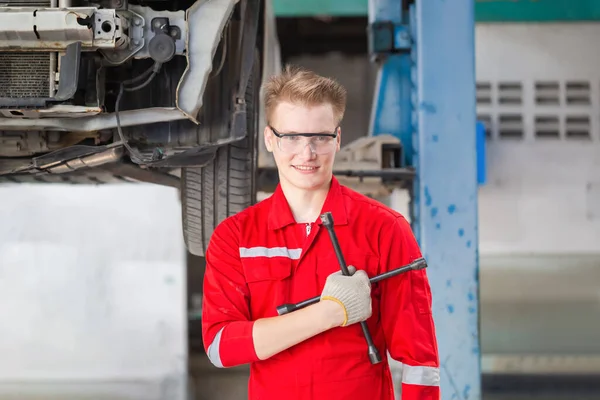 Vrolijk Monteur Garage Technicus Die Garage Werkt Auto Reparatie Onderhoud — Stockfoto