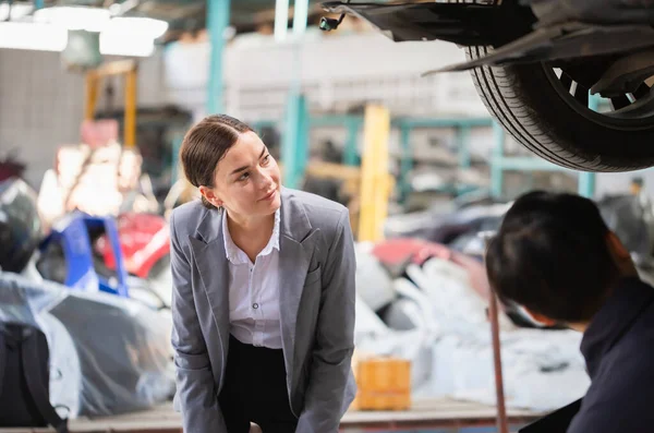 Kobieta Menedżer Mechanik Samochodowy Warsztacie Samochodowym Mechanik Młoda Kobieta Klient — Zdjęcie stockowe