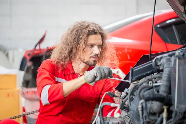 Técnico Hombre Que Trabaja Taller Reparación Automóviles Mecánico Coches Garaje —  Fotos de Stock