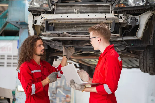 Equipo Mecánicos Automóviles Jóvenes Uniforme Están Trabajando Servicio Automóviles Con —  Fotos de Stock