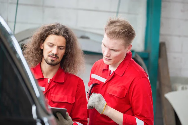 Otomobil Servisinde Çalışan Üniformalı Tamirciler Kontrol Listesi Olan Genç Beyaz — Stok fotoğraf