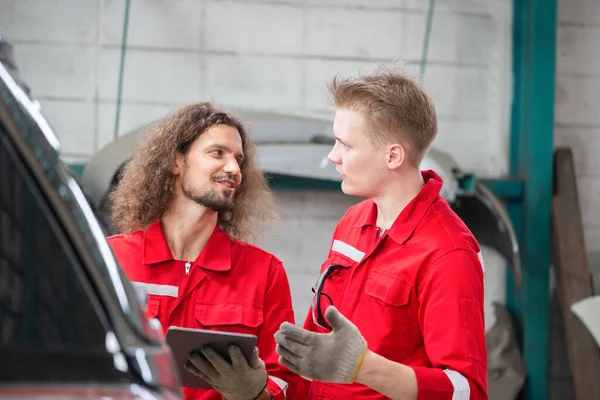 Mechanics Uniform Tablets Working Auto Service Young Caucasian Car Mechanics — Stock Photo, Image