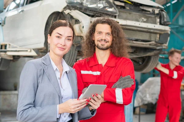 Kobieta Menedżer Mechanik Samochodowy Podczas Pracy Warsztacie Samochodowym Młoda Klientka — Zdjęcie stockowe
