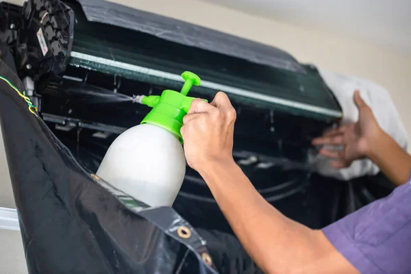 Técnico Homem Limpeza Condicionado Dentro Casa Reparador Fixando Modernos Conceitos — Fotografia de Stock