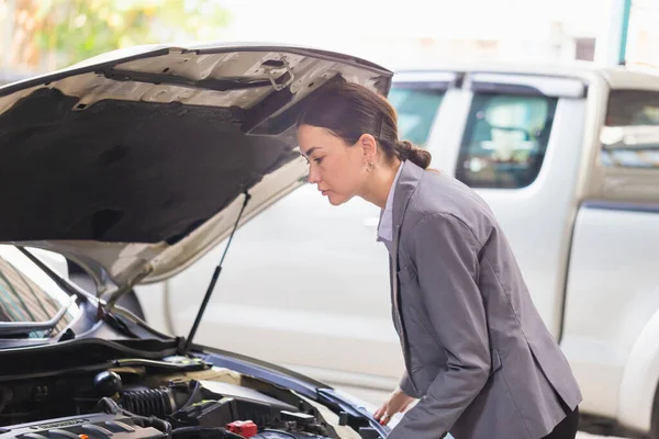 Vrouwelijke Manager Een Autodienst Vrouw Een Garage Van Een Auto — Stockfoto