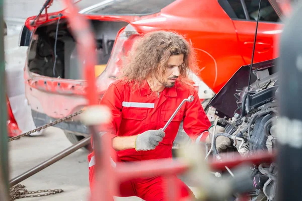 Técnico Homem Que Trabalha Oficina Reparação Automóvel Carro Mecânico Garagem — Fotografia de Stock