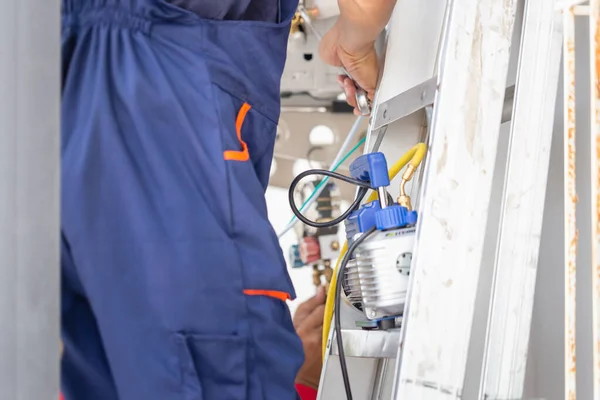 Technicien Homme Installant Climatiseur Dans Une Maison Cliente Jeune Réparateur — Photo