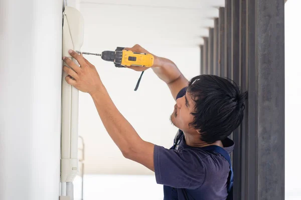 Electrician Using Screwdriver Technician Installing Air Conditioning Client House Repairman — Stock Photo, Image