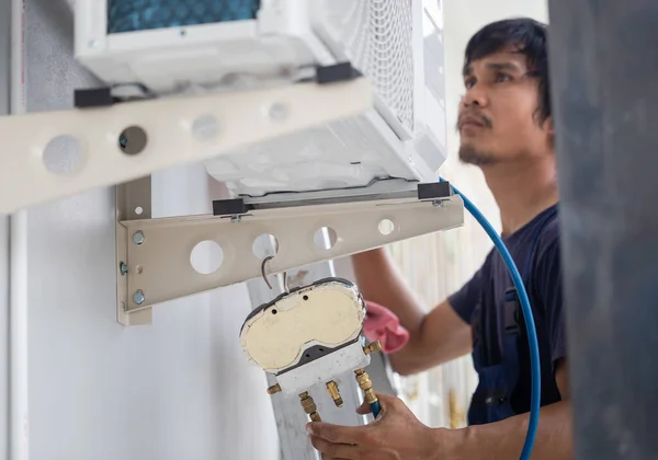 年少的修理工修理空调机 亚洲技师在客户家中安装空调机 维修概念 — 图库照片