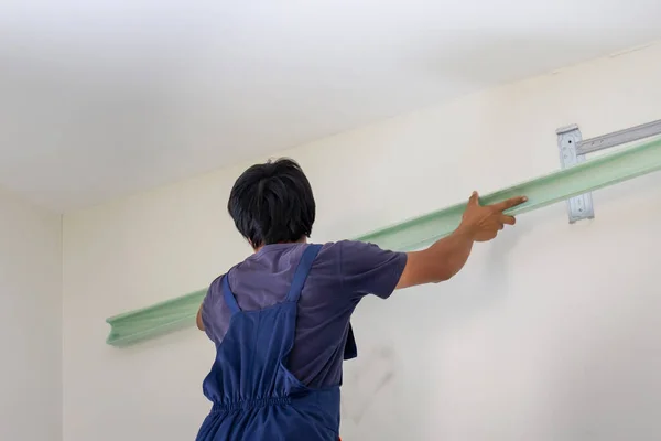 Jeune Réparateur Réparateur Unité Climatisation Technicien Asiatique Installant Climatiseur Dans — Photo