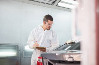 Otomobil tamircisi, kontrol listesi olan tamirci, garajı boyayan tamirci, araba tamircisi, tamirci.