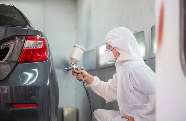 Mechanik Maluje Auto Komoře Pracovník Pomocí Stříkací Pistole Airbrush Malování — Stock fotografie