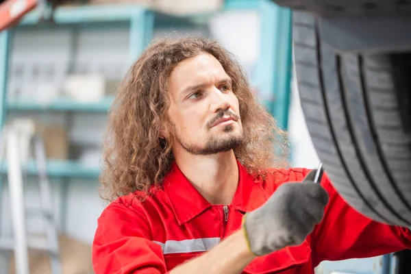 Mecânico Carro Jovem Garagem Reparação Homem Técnico Que Trabalha Oficina — Fotografia de Stock