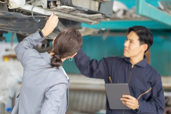 Młoda Kobieta Klient Mechanik Rozmawia Razem Warsztacie Kobieta Menedżer Mechanik — Zdjęcie stockowe
