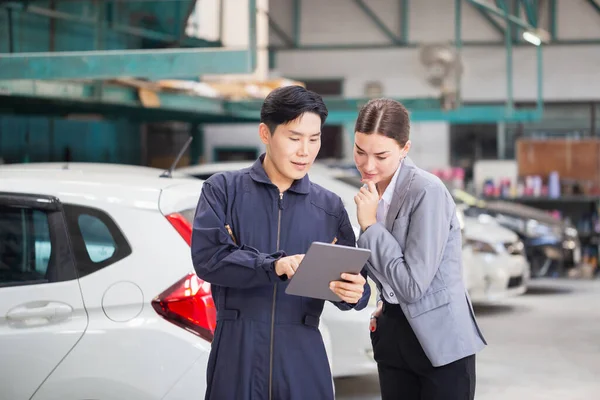 Young Woman Client Mechanic Talking Together Repair Garage Female Manager — Stock Photo, Image