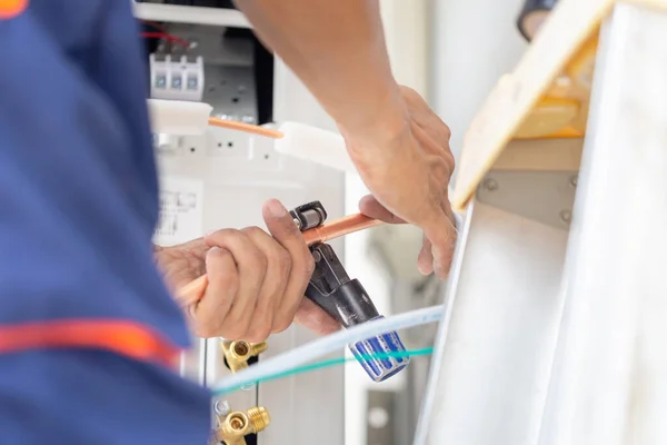 Young Repairman Team Fixing Air Conditioner Unit Asian Technician Man — Stock Photo, Image