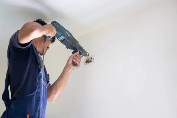 Técnico Homem Com Hammerdrill Instalar Condicionado Uma Casa Cliente Jovem — Fotografia de Stock