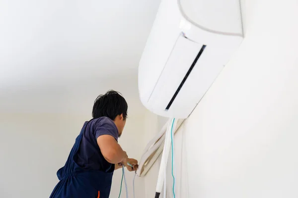 Réparateur Réparation Climatiseur Unité Technicien Installation Climatiseur Dans Une Maison — Photo