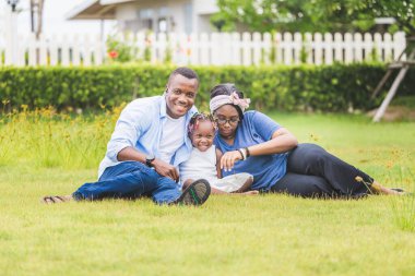Afro-Amerikan ailesi parkta eğleniyor, mutlu baba ve kız dışarıda birlikte oynuyorlar, mutluluk aile kavramları.