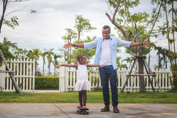 Vater Hilft Seiner Kleinen Tochter Skateboard Fahren Kleines Mädchen Und — Stockfoto