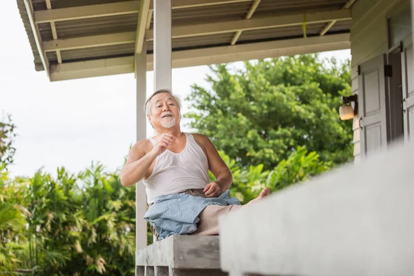 Senior Uomo Asiatico Seduto Rilassarsi Sulla Terrazza Asiatico Uomo Anziano — Foto Stock