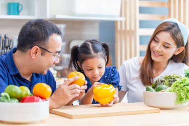 Mutlu Asyalı aile kavramları, baba ve kız mutfakta birlikte yemek pişiriyorlar.