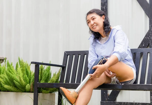 Women Disability Prosthetic Legs Sitting Relax Outdoors Home Woman Relaxing — Stock Photo, Image